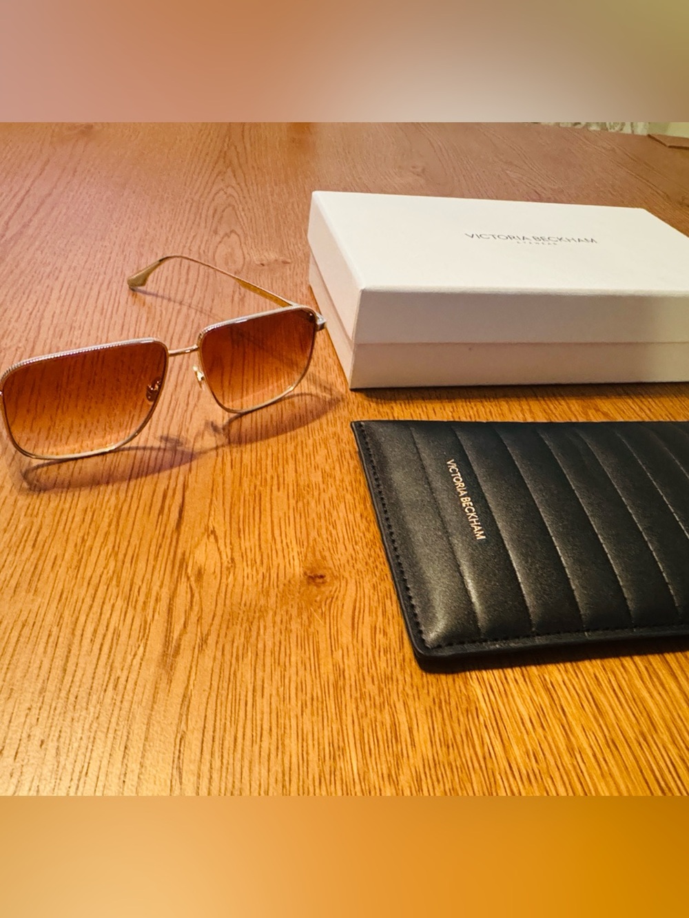🆕 Victoria Beckham Gold Frame Aviator Sunglasses with Brown Gradient Lenses - Picture 4 of 7